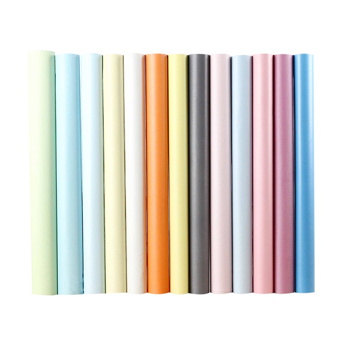 Como os papéis de parede de cores sólidas moldam a estética interior hoje?